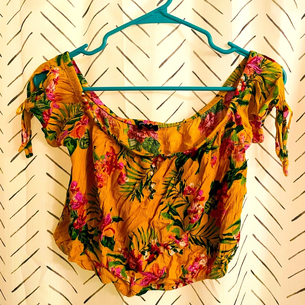 Women’s Dry Goods Crop Size Medium